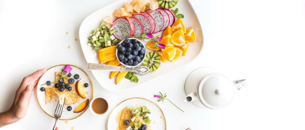 Frühstück mit Bio-Früchten, Kiwi, Orangen